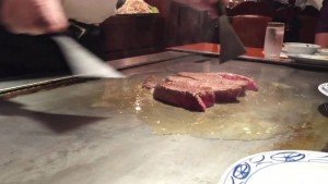 Bò Kobe được đầu bếp Nhật chế biến trên bếp chiên mặt phẳng